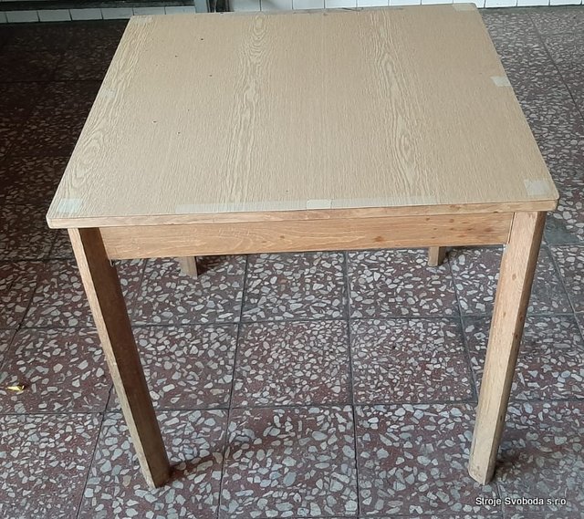 Stolek dřevěný deska lamino 800x800x760 (Stolek dreveny deska lamino 800x800x760mm.jpg)